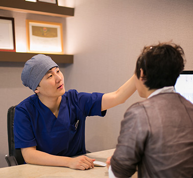환자와 상담중인 모습